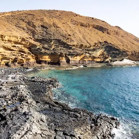 Volcanoes And Ocean Views דירה *